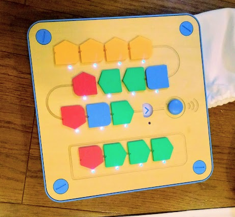 3歳から遊べるかわいい木製ロボット「キュベット」。使ってみた感想と 